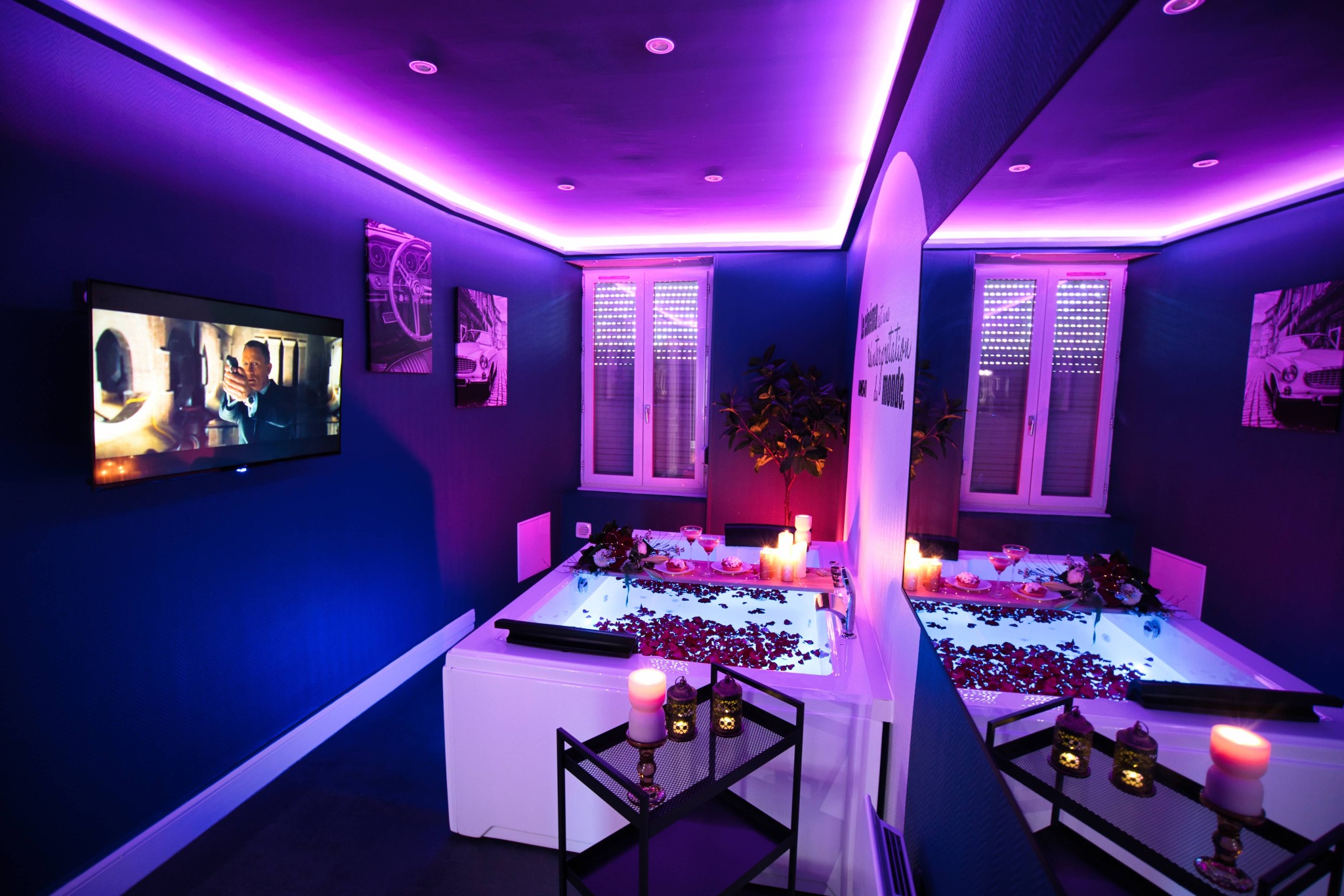 Cinéma — Balnéo avec éclairage violet et décor cinéma