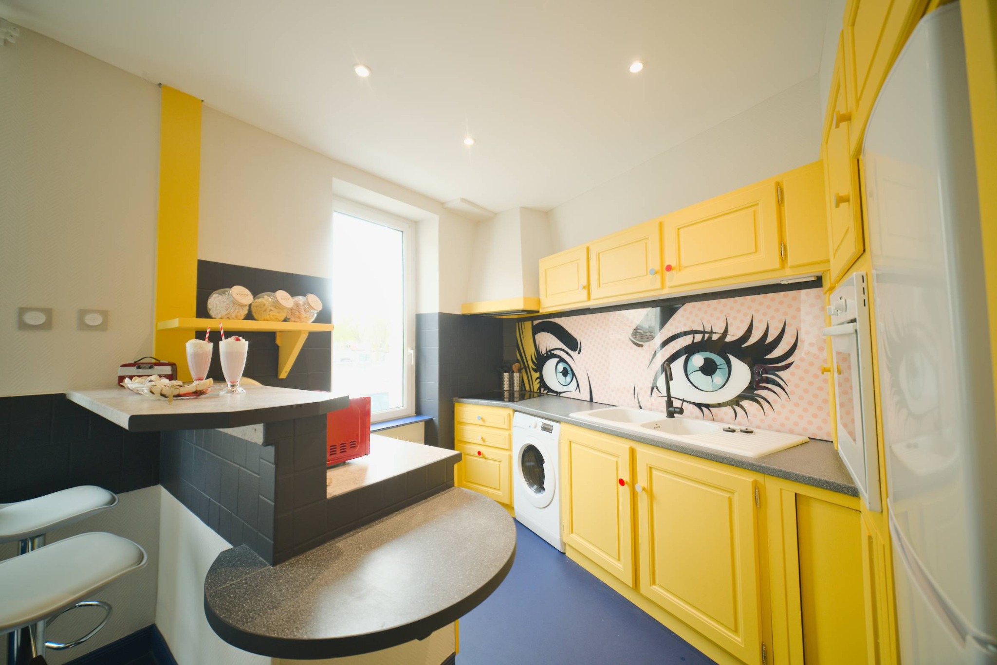 Pop Art — Cuisine jaune avec crédence illustrée pop art