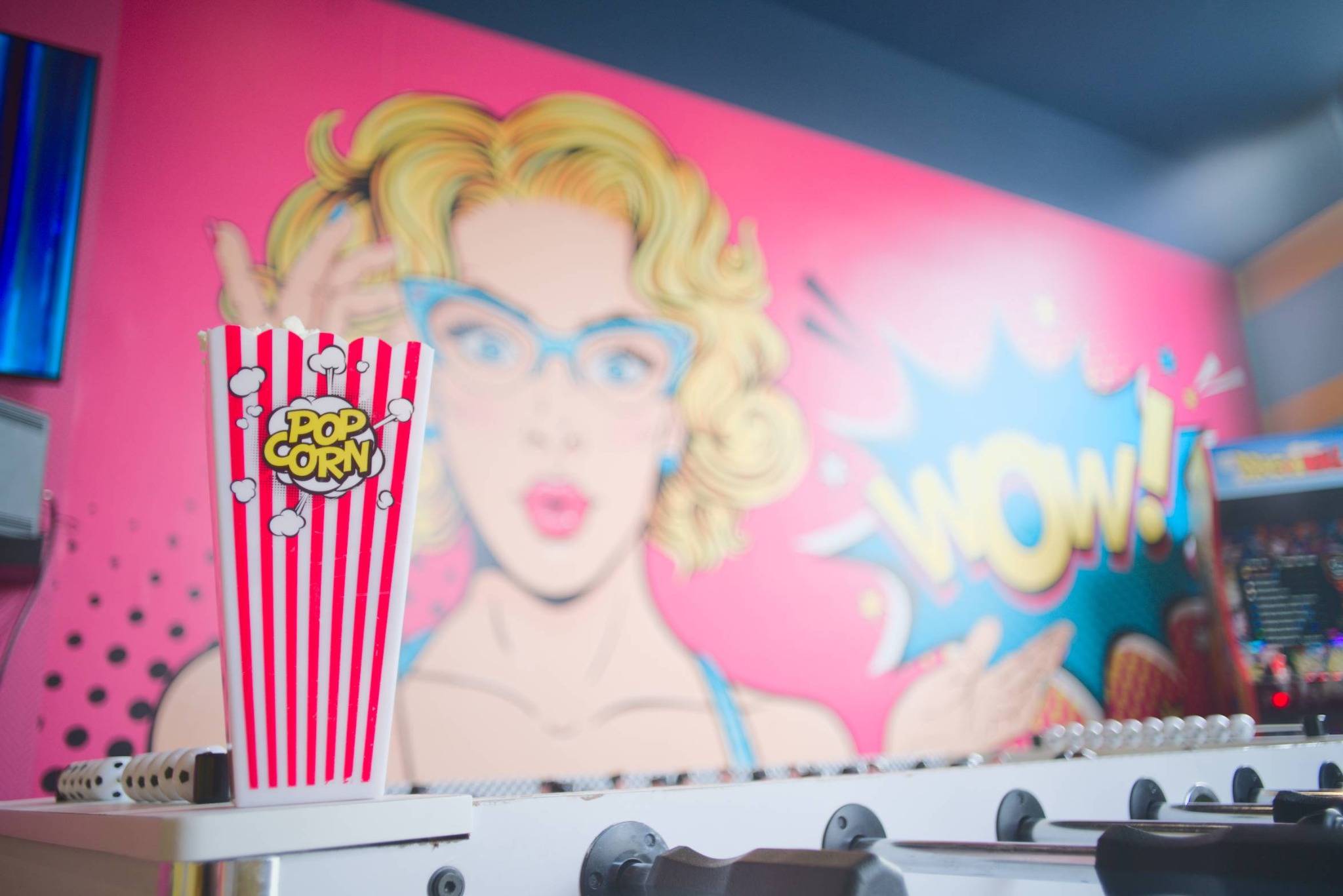 Pop Art — Détail du baby-foot et du décor pop art